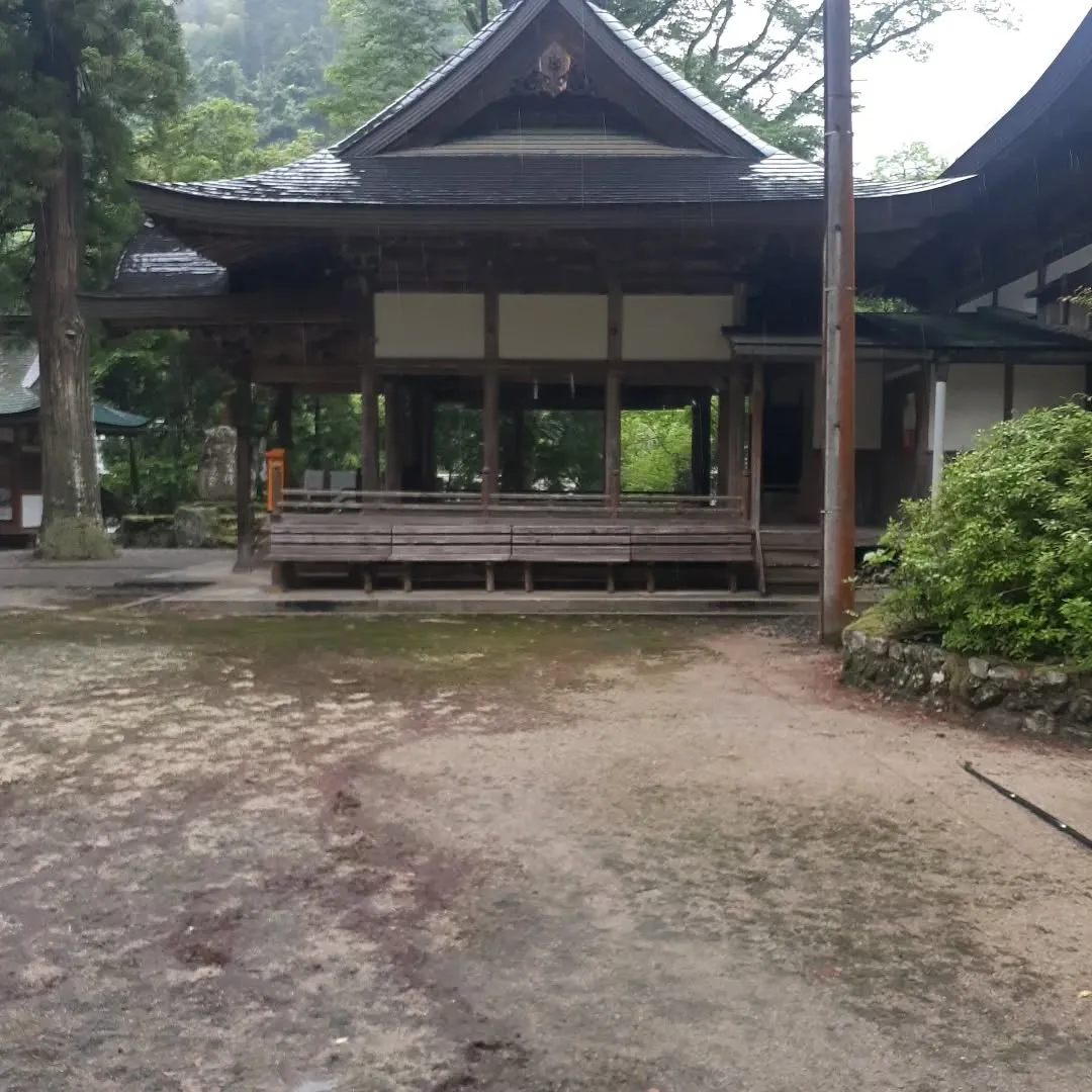少し雨が降っている中、小田町に向かう途中にあった新田八幡神社...
